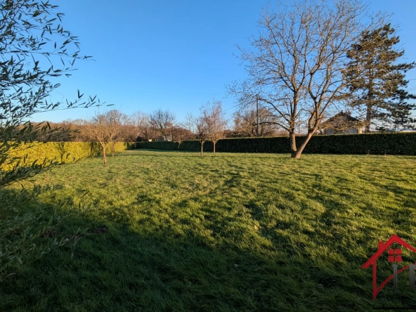 Maison indépendante avec dépendances et grand jardin à Pierre de Bresse : idéale artisan ou famille