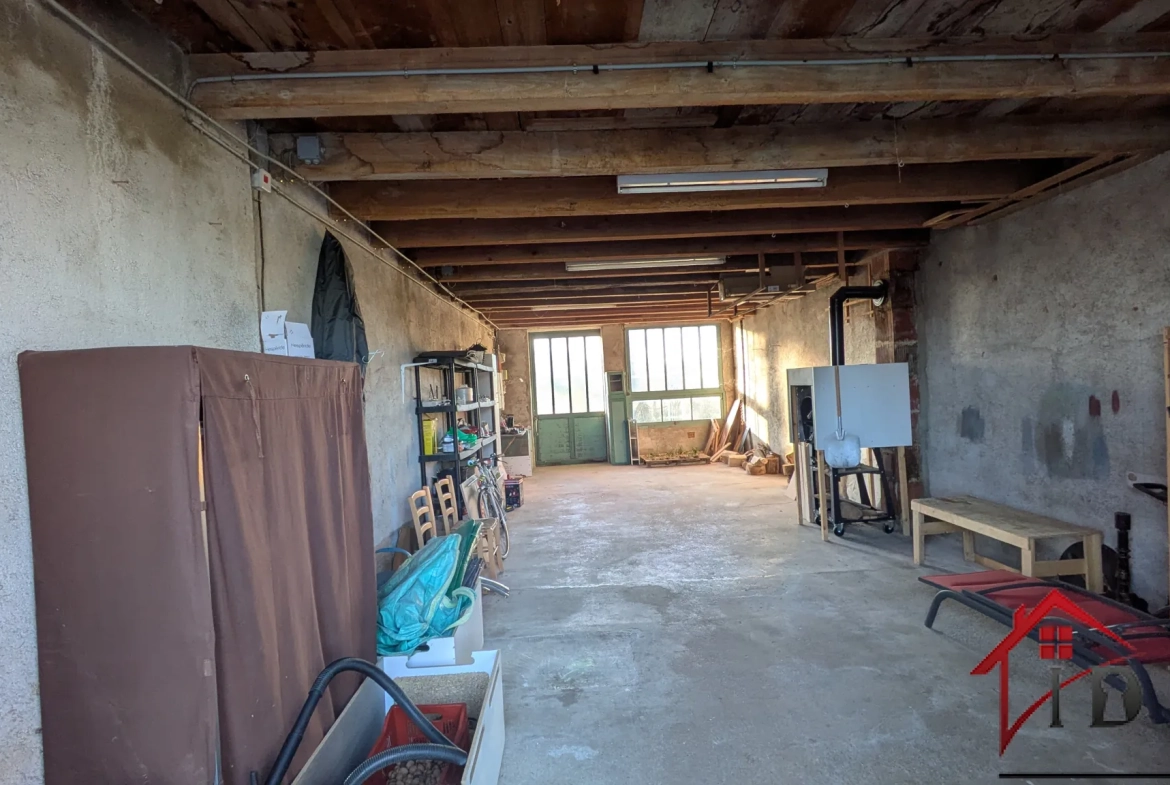 Maison indépendante avec dépendances et grand jardin à Pierre de Bresse : idéale artisan ou famille 