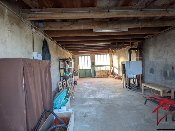 Maison indépendante avec dépendances et grand jardin à Pierre de Bresse : idéale artisan ou famille 