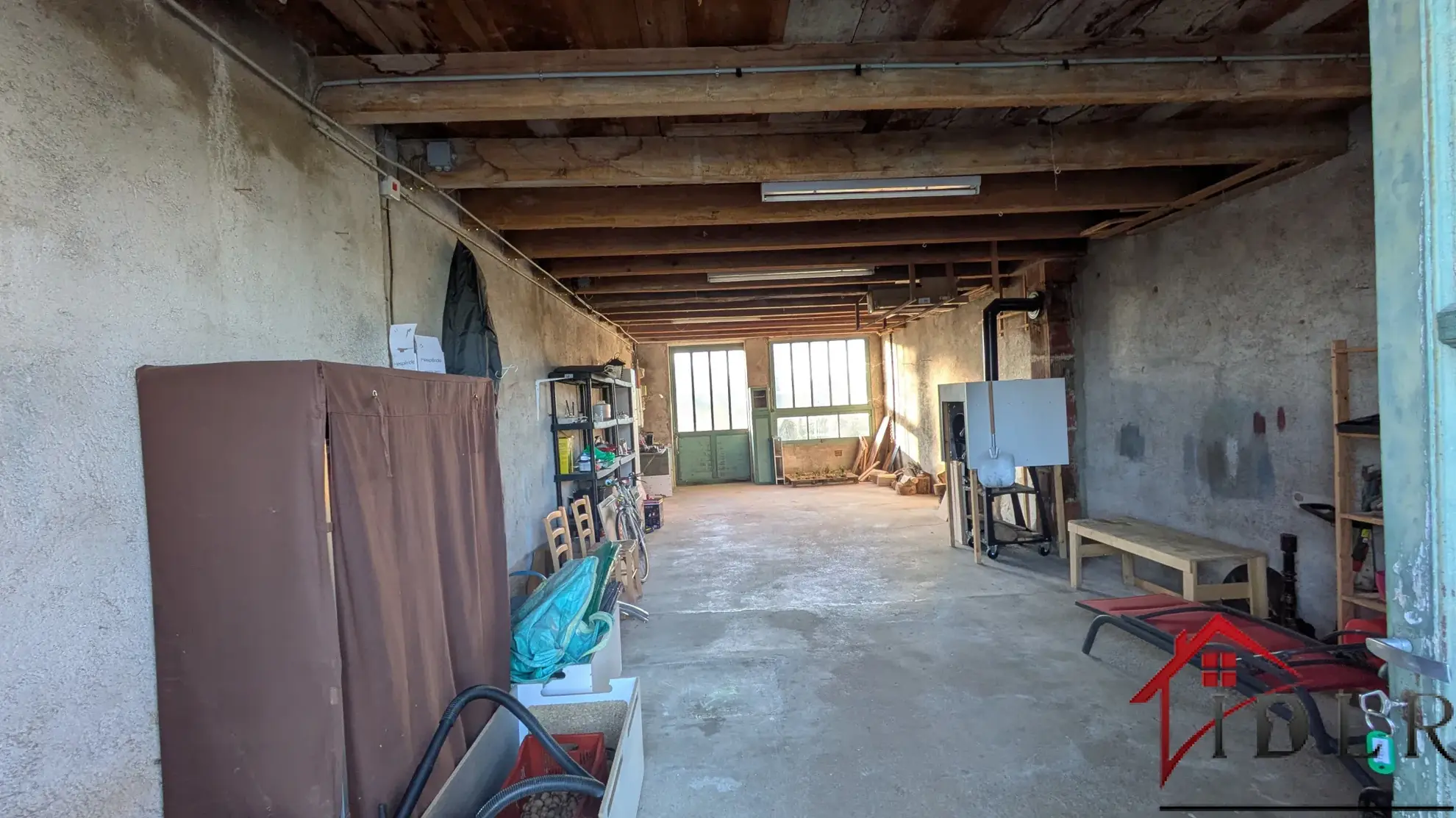Maison indépendante avec dépendances et grand jardin à Pierre de Bresse : idéale artisan ou famille 