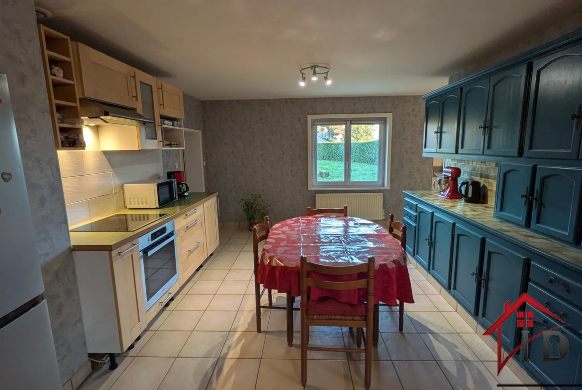 Maison indépendante avec dépendances et grand jardin à Pierre de Bresse : idéale artisan ou famille 