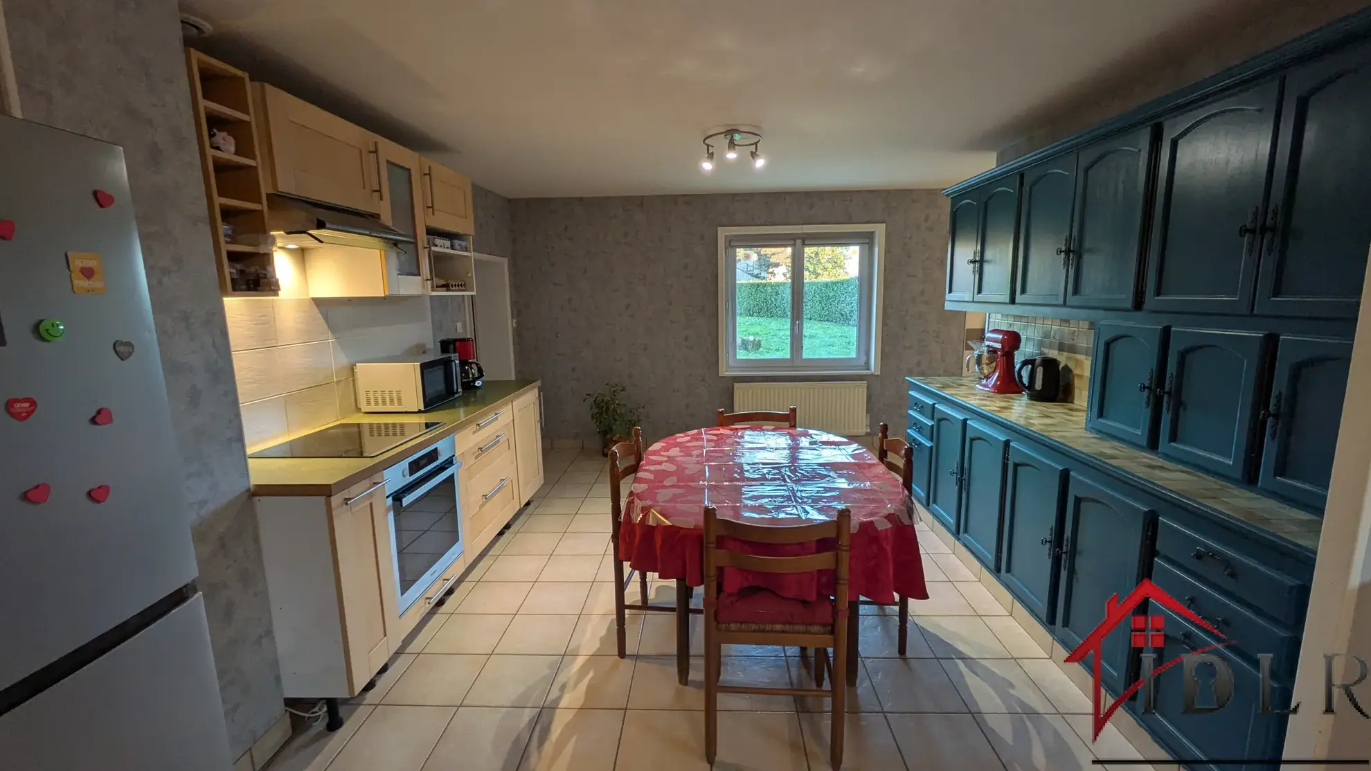 Maison indépendante avec dépendances et grand jardin à Pierre de Bresse : idéale artisan ou famille 