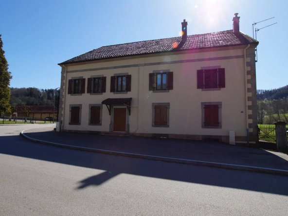 Ferme ancienne de 1904 avec dépendances et terrain attenant près du Val d'Ajol