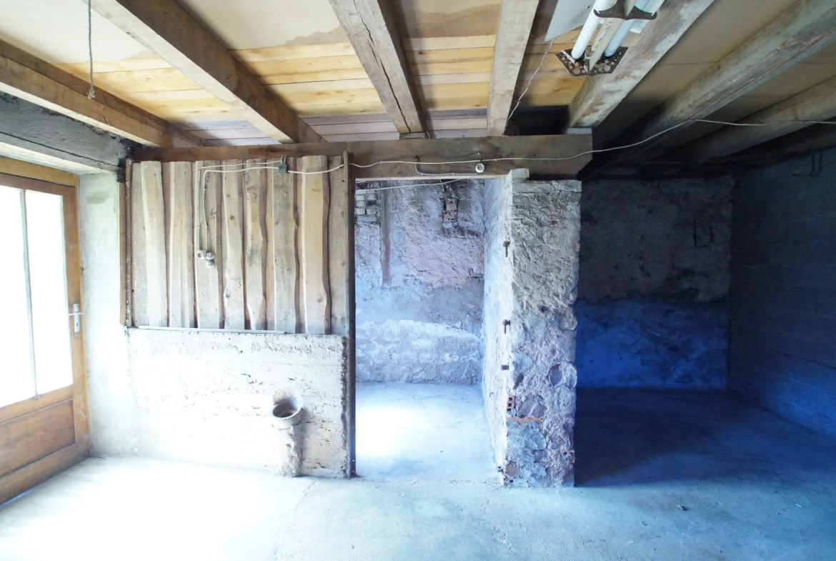 Ferme ancienne de 1904 avec dépendances et terrain attenant près du Val d'Ajol 