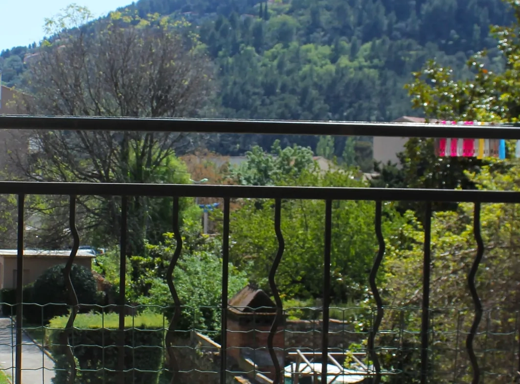 Bel appartement duplex de 3 pièces avec balcon à Sollies-Pont 