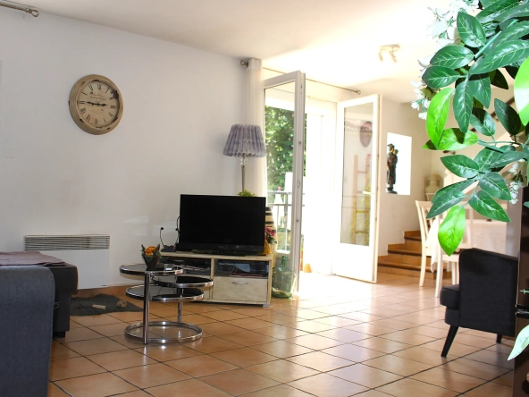 Bel appartement duplex de 3 pièces avec balcon à Sollies-Pont