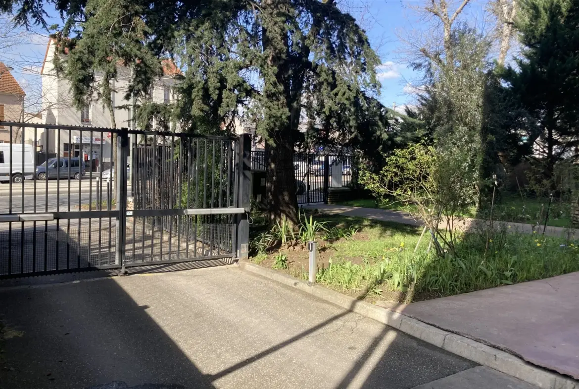 Appartement 2 pièces lumineux avec balcon, cave et parking à Pierrefitte-sur-Seine 