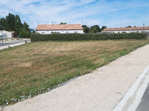 Terrain à bâtir de 649 m² proche commerces et écoles à Champagne-les-Marais