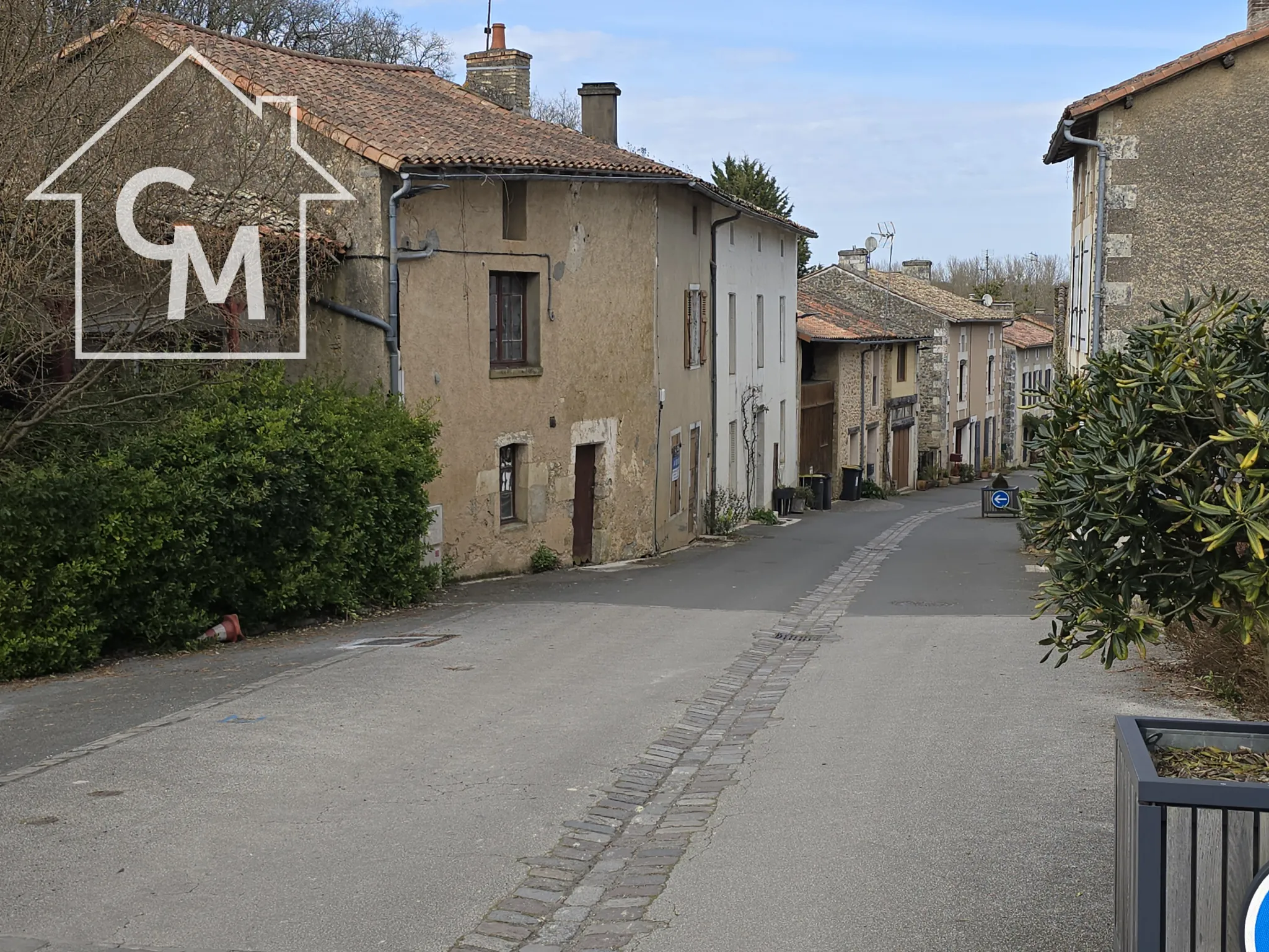Maison à rénover avec jardin à Celle-Lèvescault (86) 