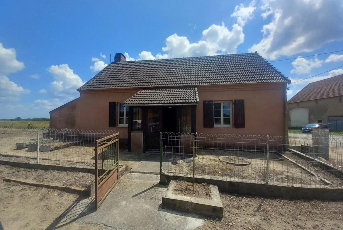 Charmante maison de plain-pied à Montambert avec terrain et dépendances 