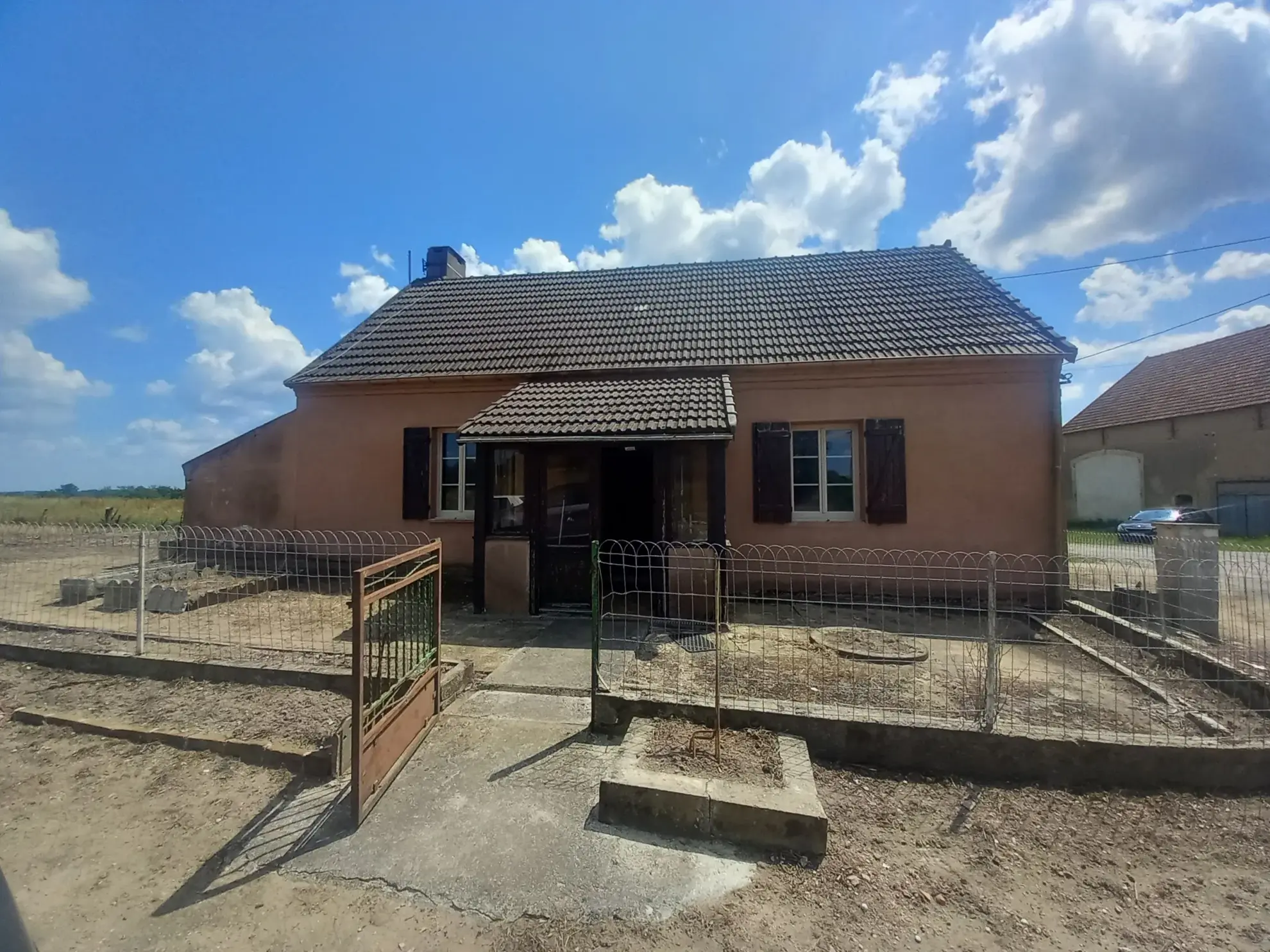 Charmante maison de plain-pied à Montambert avec terrain et dépendances 