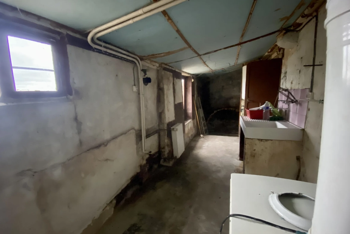Charmante maison de plain-pied à Montambert avec terrain et dépendances 