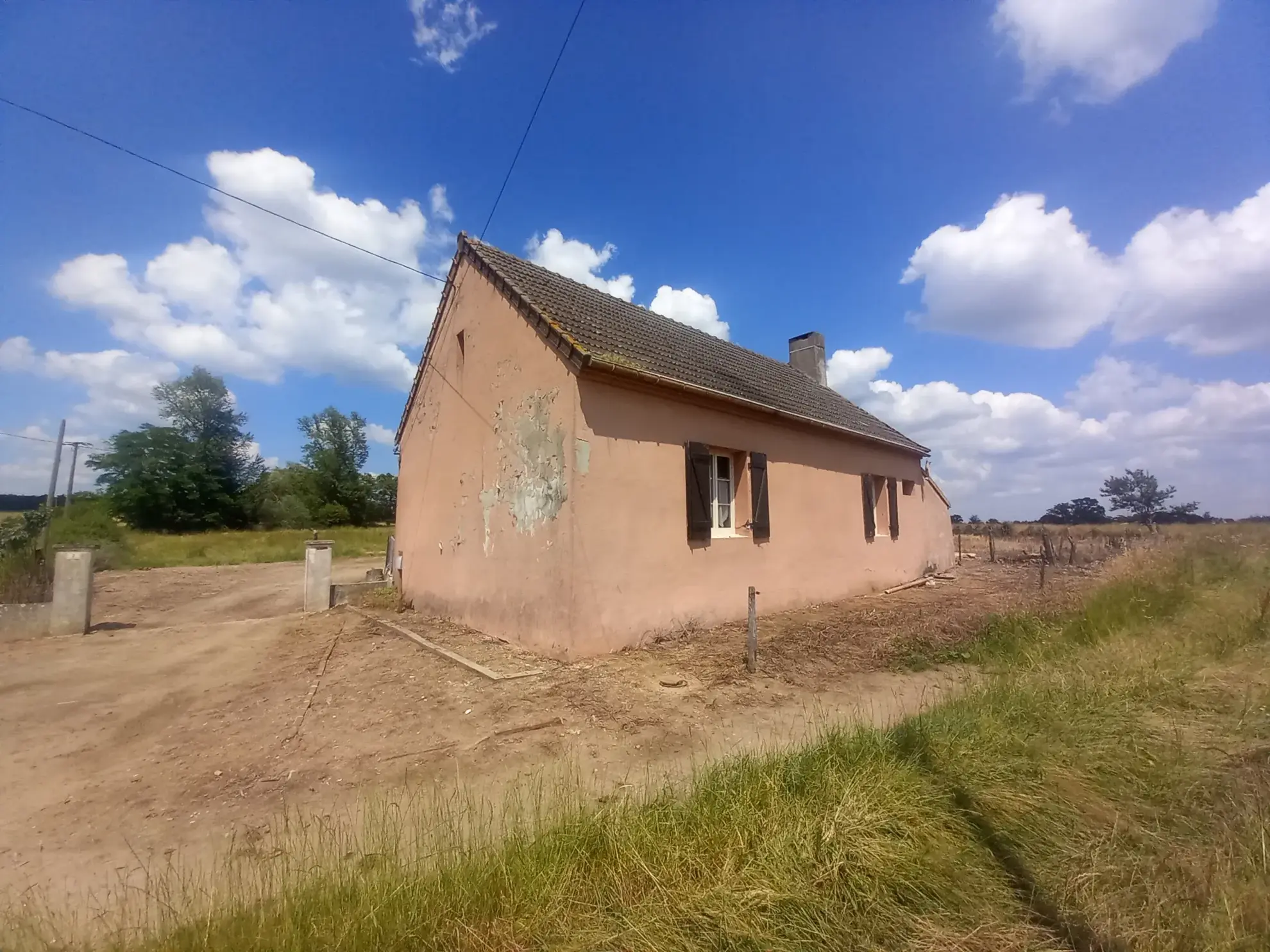 Charmante maison de plain-pied à Montambert avec terrain et dépendances 
