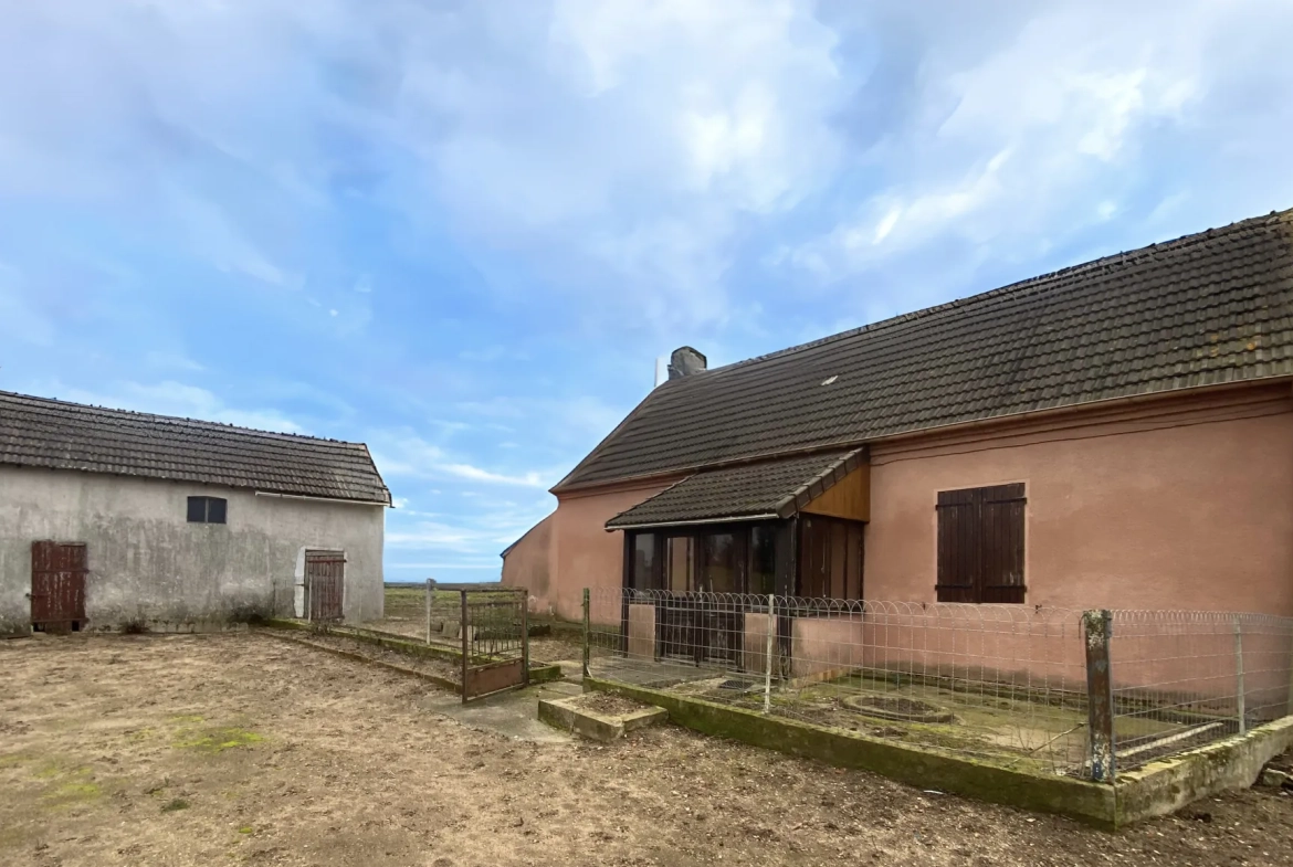 Charmante maison de plain-pied à Montambert avec terrain et dépendances 