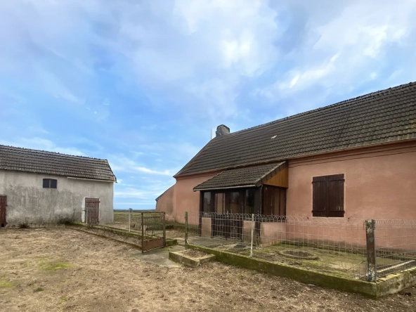 Charmante maison de plain-pied à Montambert avec terrain et dépendances