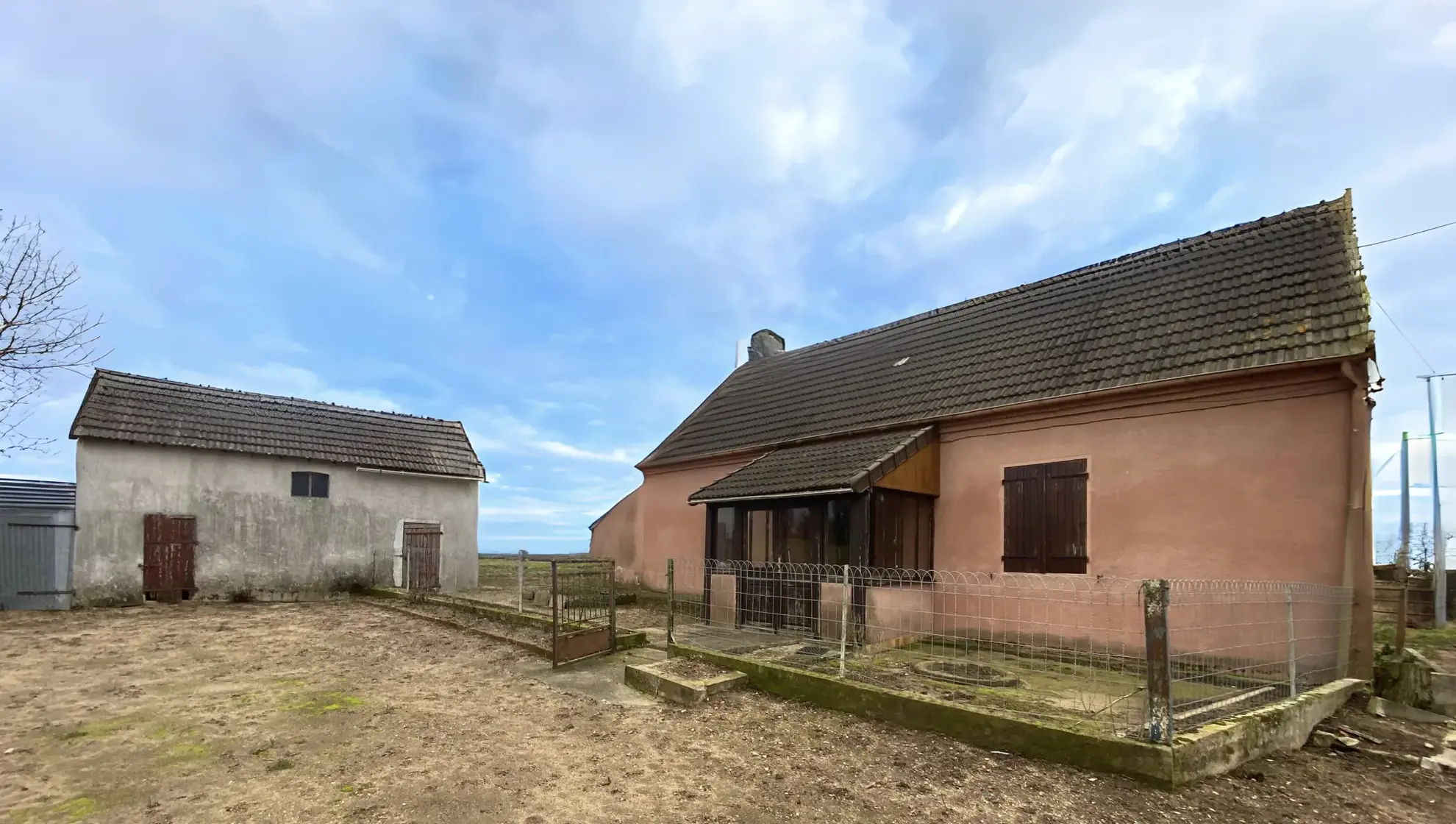 Charmante maison de plain-pied à Montambert avec terrain et dépendances 
