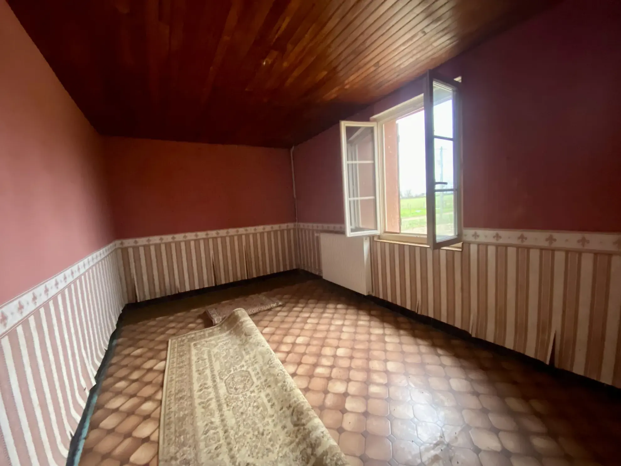 Charmante maison de plain-pied à Montambert avec terrain et dépendances 