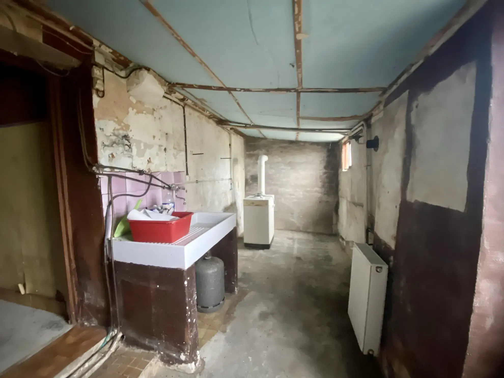 Charmante maison de plain-pied à Montambert avec terrain et dépendances 