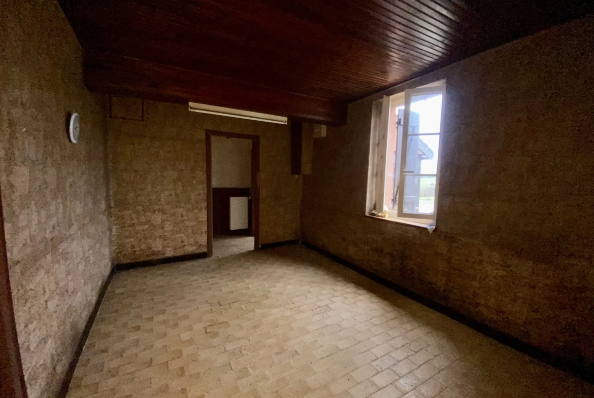 Charmante maison de plain-pied à Montambert avec terrain et dépendances 