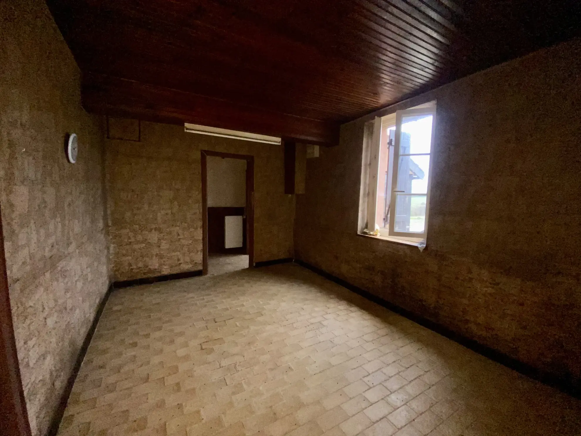 Charmante maison de plain-pied à Montambert avec terrain et dépendances 