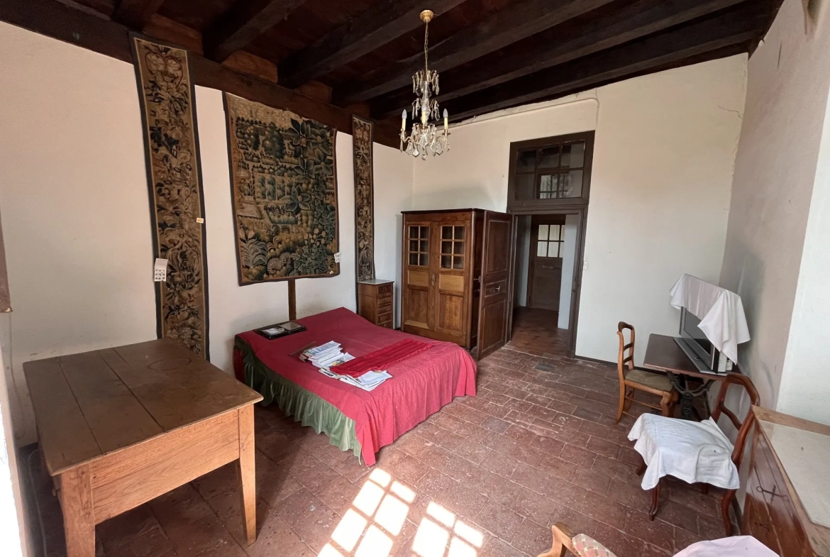 Maison de maître historique avec potentiel à Saint Gérand le Puy, Allier 