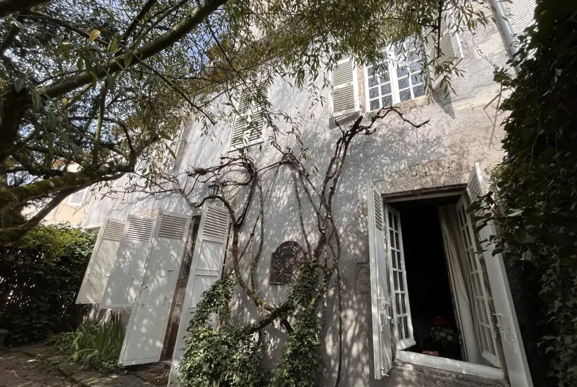 Maison de maître historique avec potentiel à Saint Gérand le Puy, Allier 