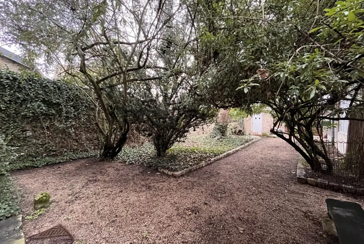 Maison de maître historique avec potentiel à Saint Gérand le Puy, Allier 