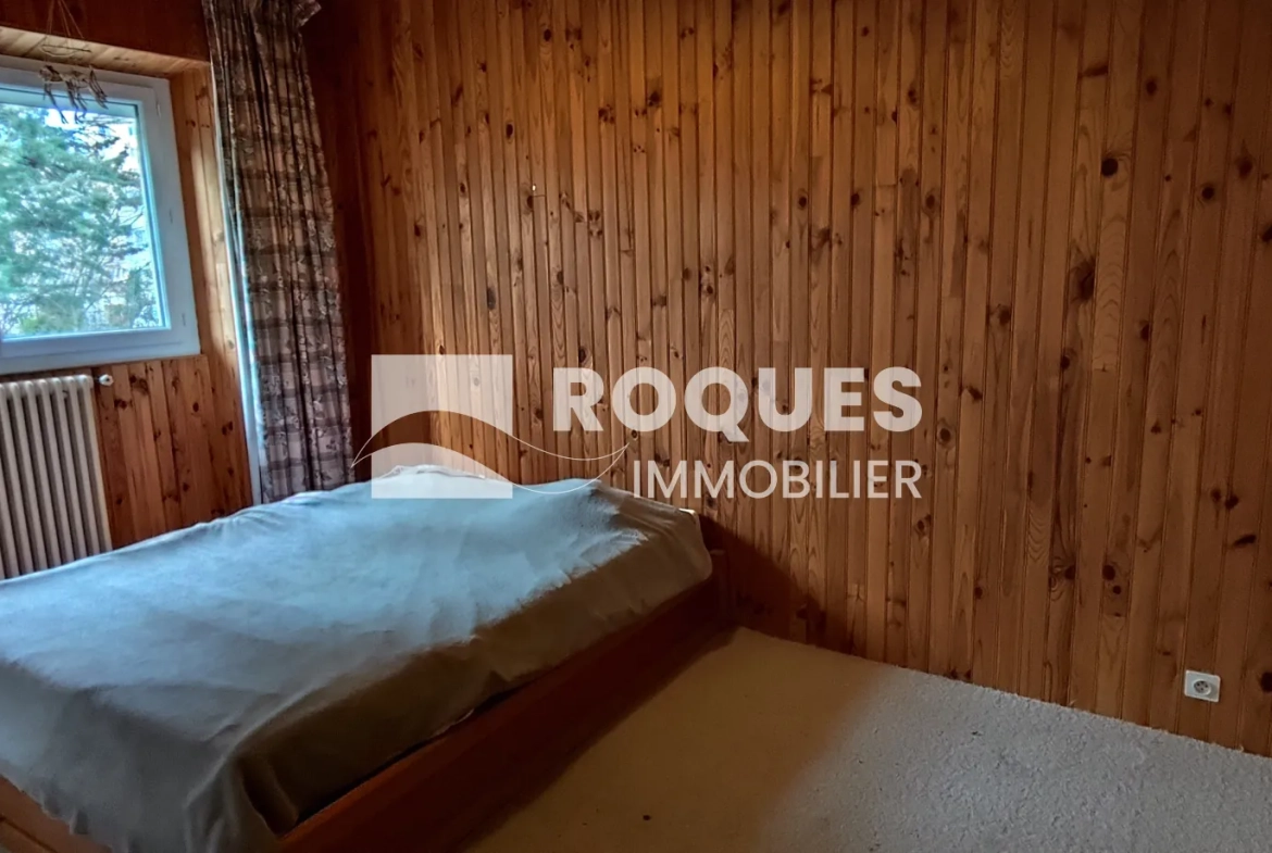 Maison familiale à Millau avec grand parc et vue sur le Larzac à rénover 