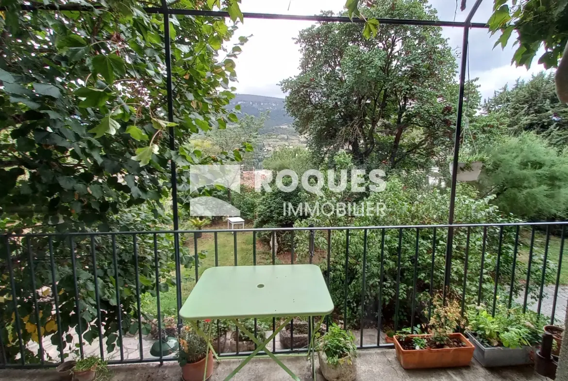 Maison familiale à Millau avec grand parc et vue sur le Larzac à rénover 