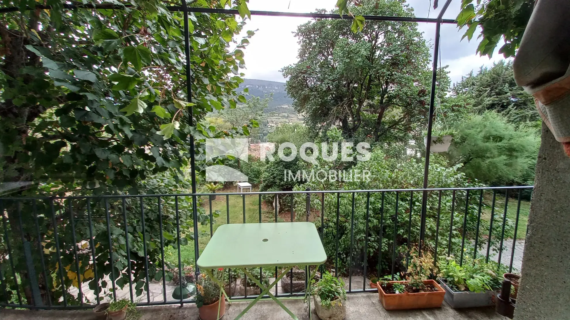 Maison familiale à Millau avec grand parc et vue sur le Larzac à rénover 