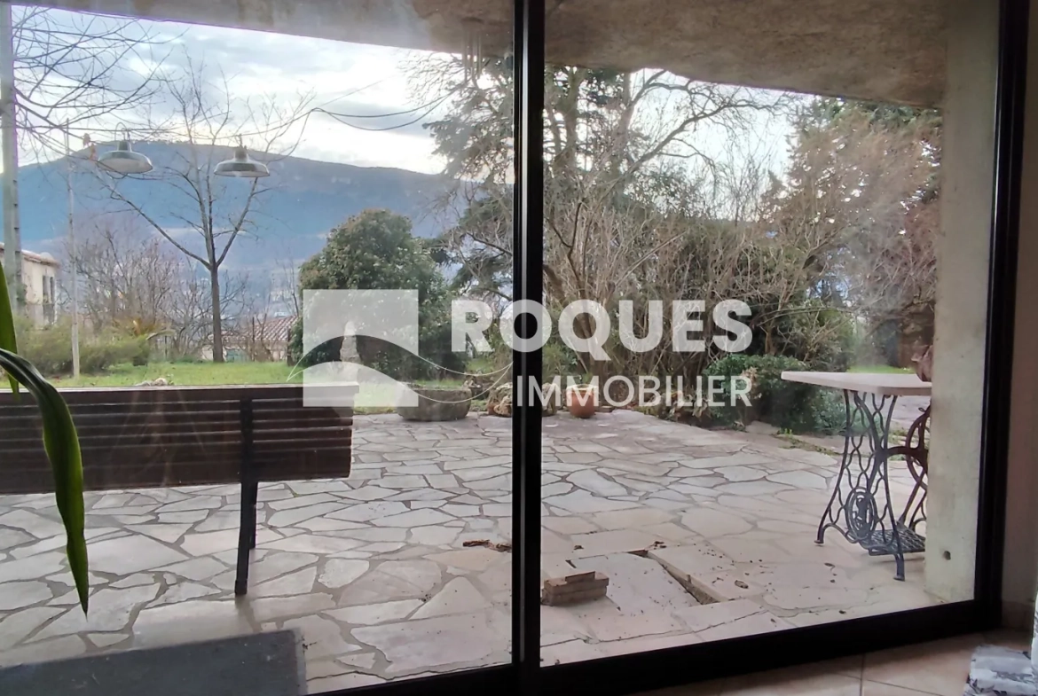 Maison familiale à Millau avec grand parc et vue sur le Larzac à rénover 