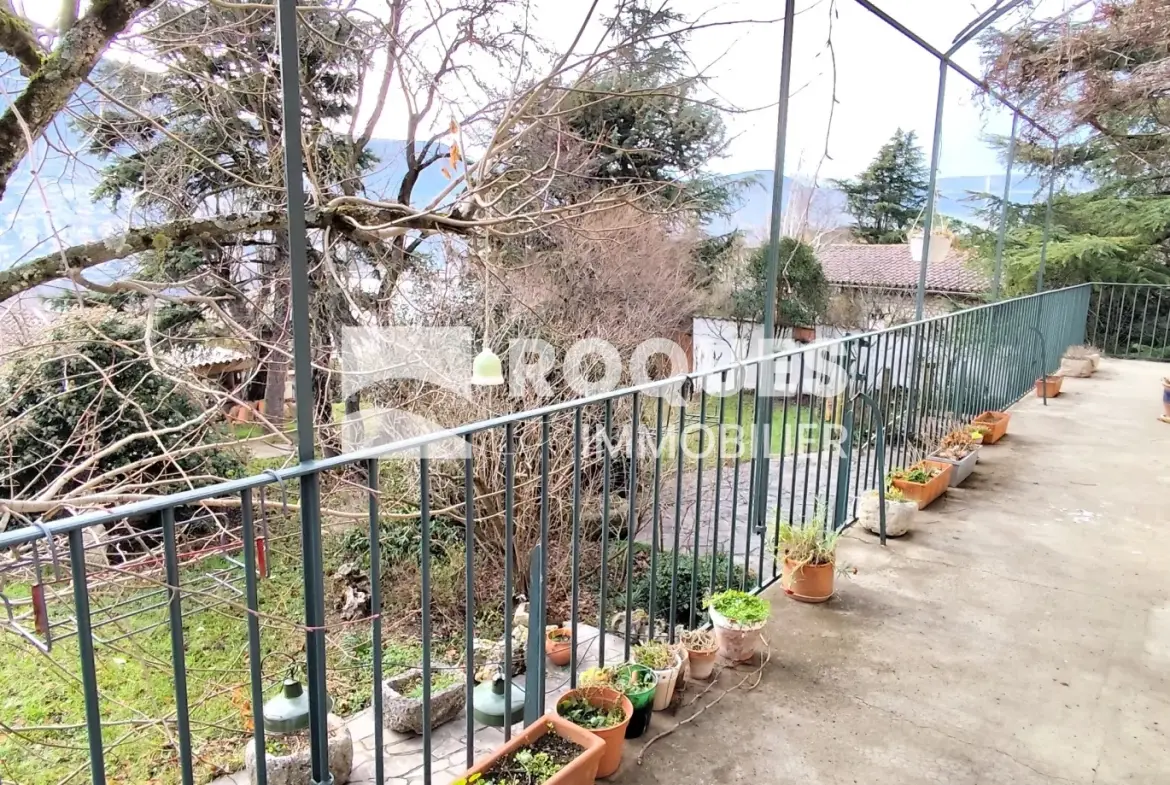 Maison familiale à Millau avec grand parc et vue sur le Larzac à rénover 