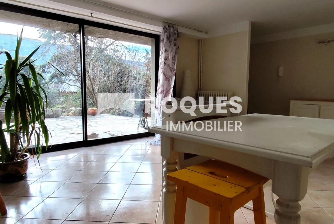 Maison familiale à Millau avec grand parc et vue sur le Larzac à rénover 