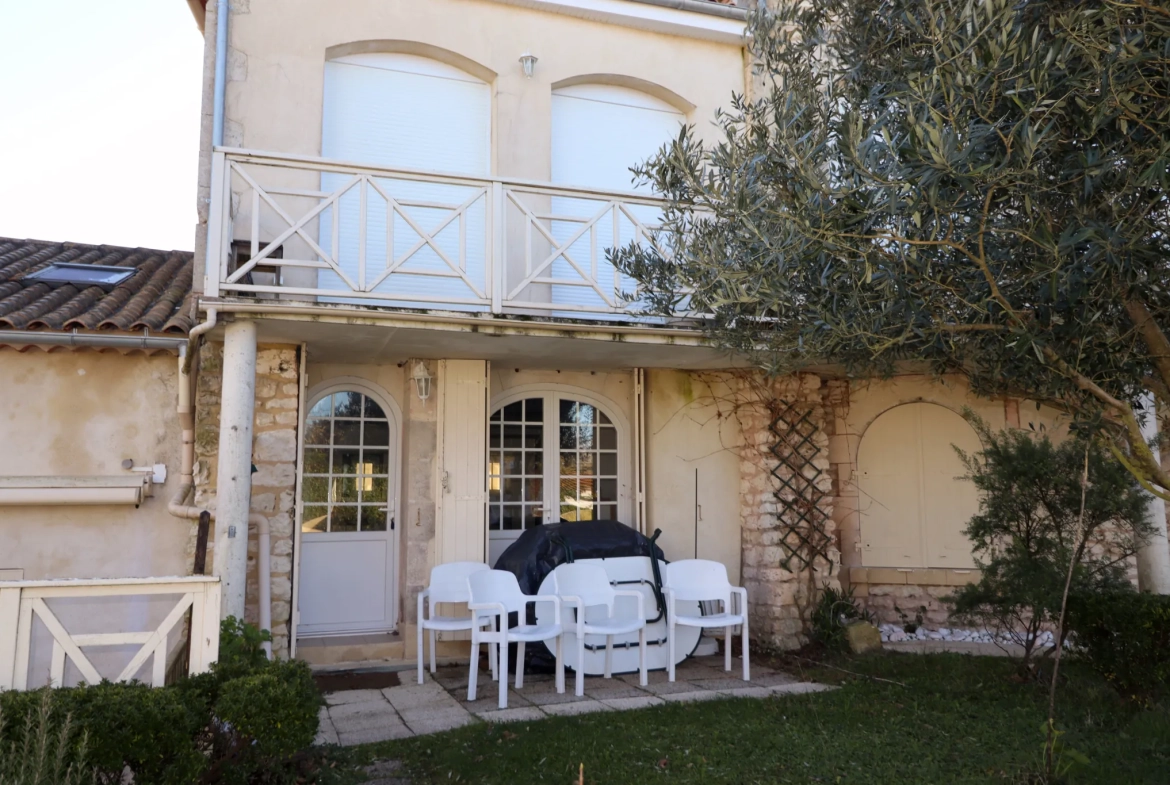 Appartement avec grotte dans la falaise face à l'océan à Meschers-sur-Gironde 