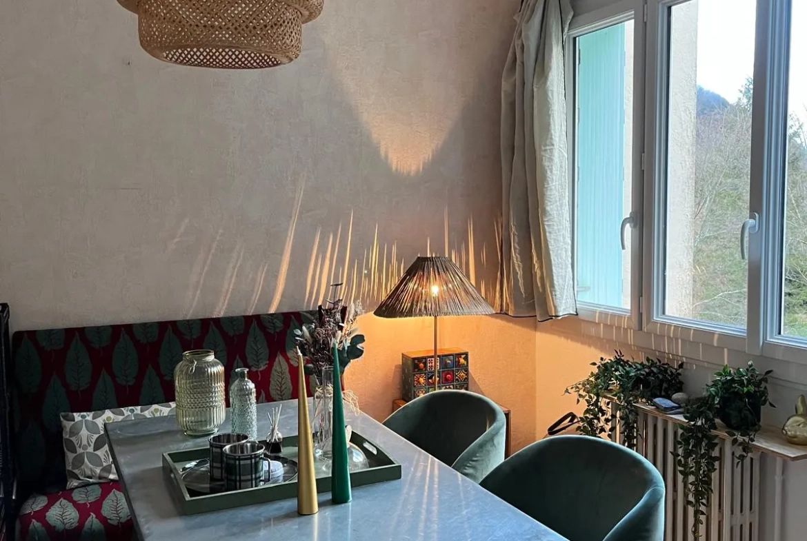 Appartement lumineux de 79 m² avec balcon et vue montagne à Couflens 