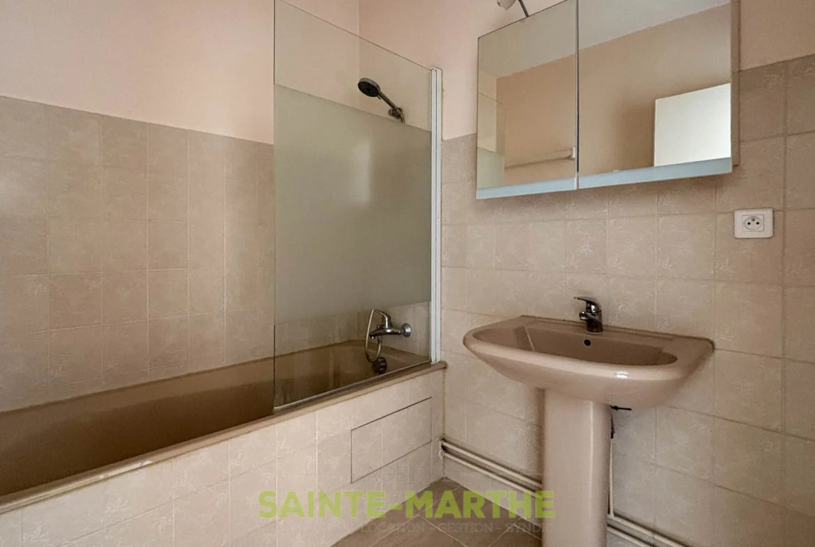 Appartement T2 à Niort avec Balcon et Garage - Résidence Récemment rénovée 