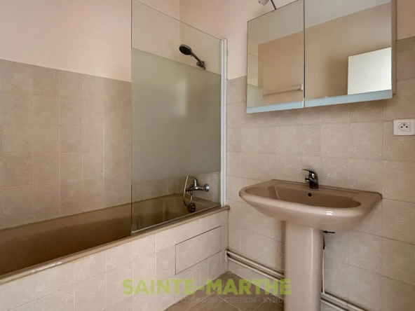 Appartement T2 à Niort avec Balcon et Garage - Résidence Récemment rénovée 