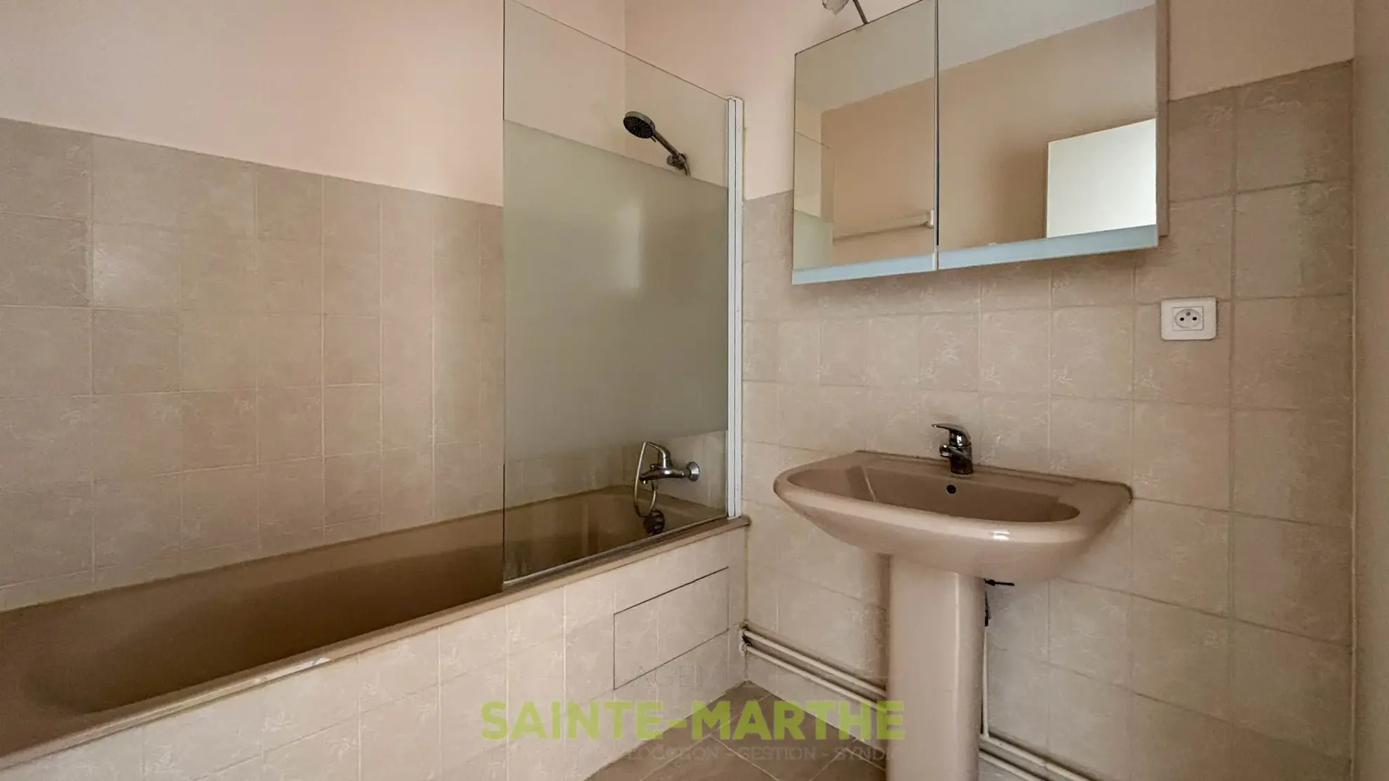 Appartement T2 à Niort avec Balcon et Garage - Résidence Récemment rénovée 