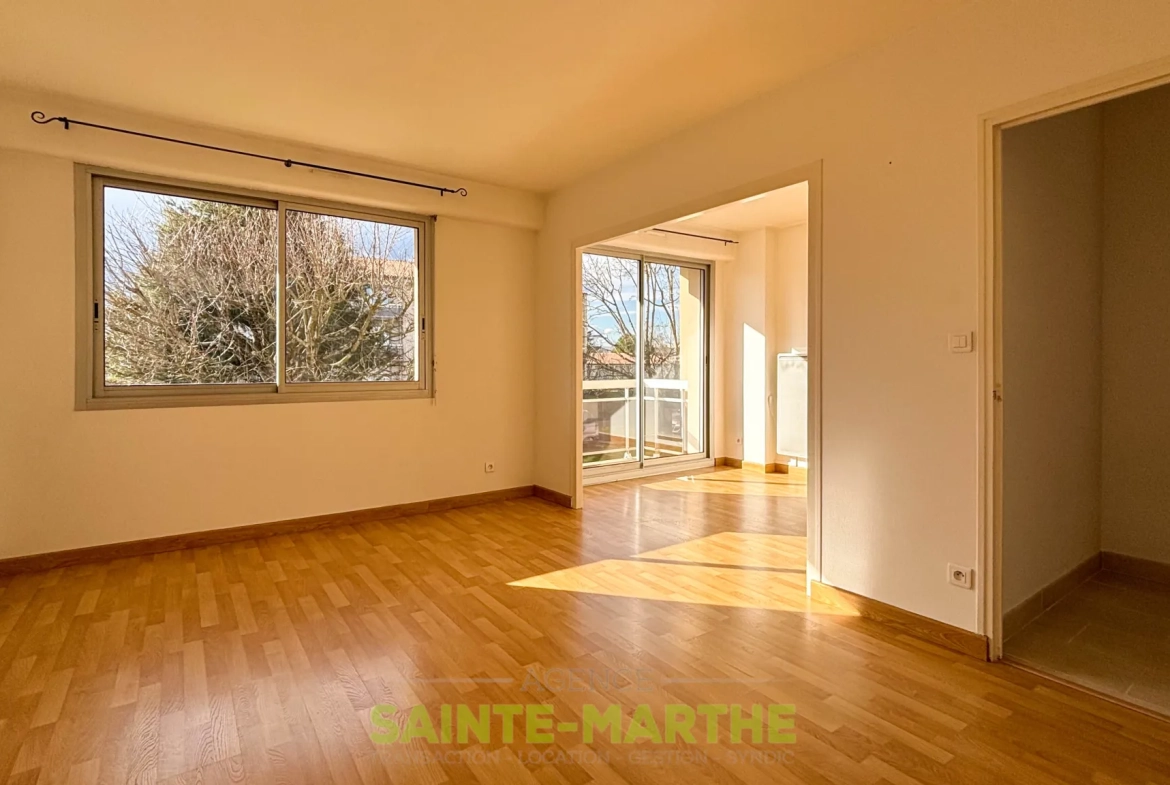 Appartement T2 à Niort avec Balcon et Garage - Résidence Récemment rénovée 