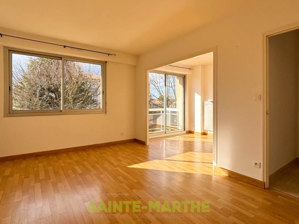 Appartement T2 à Niort avec Balcon et Garage - Résidence Récemment rénovée