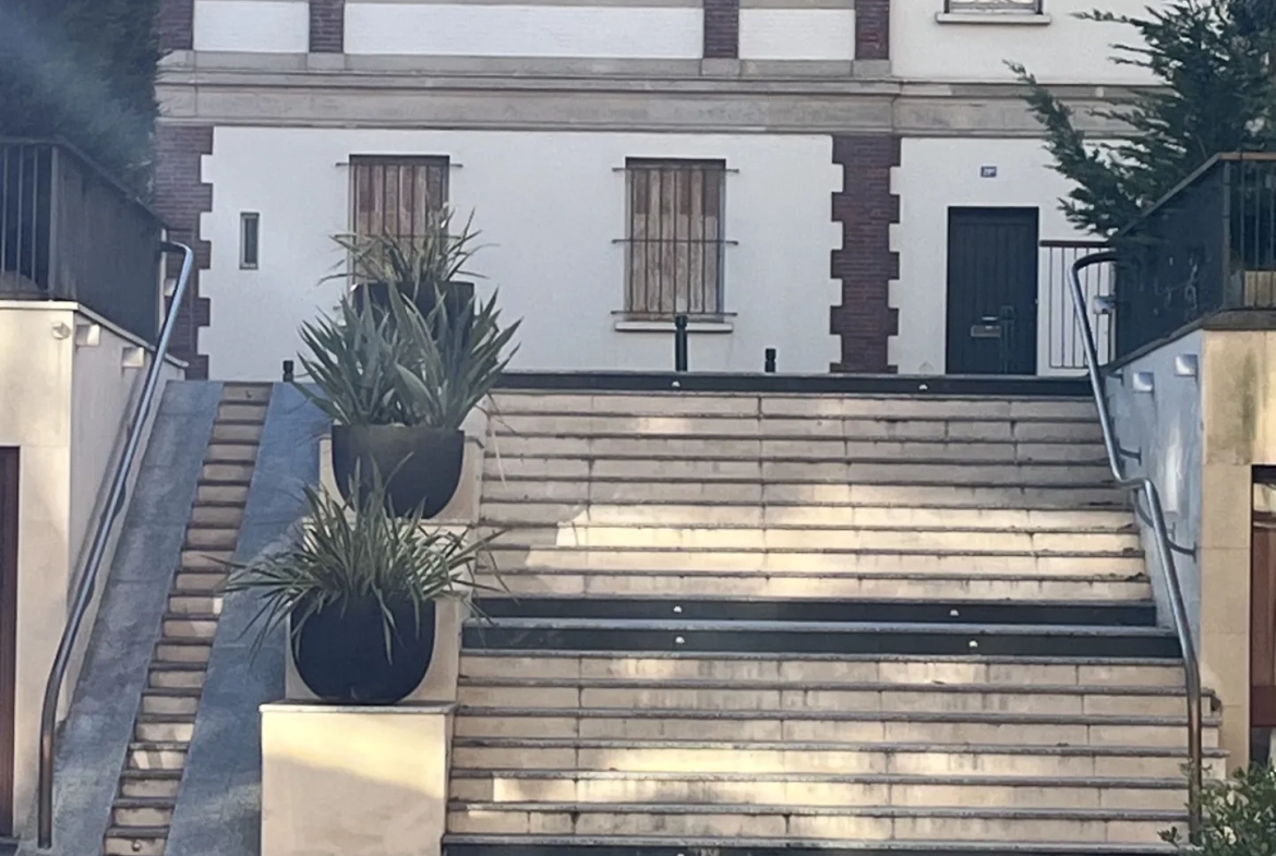 Studio lumineux à Ville d'Avray avec jardin, proche commerces et transports 