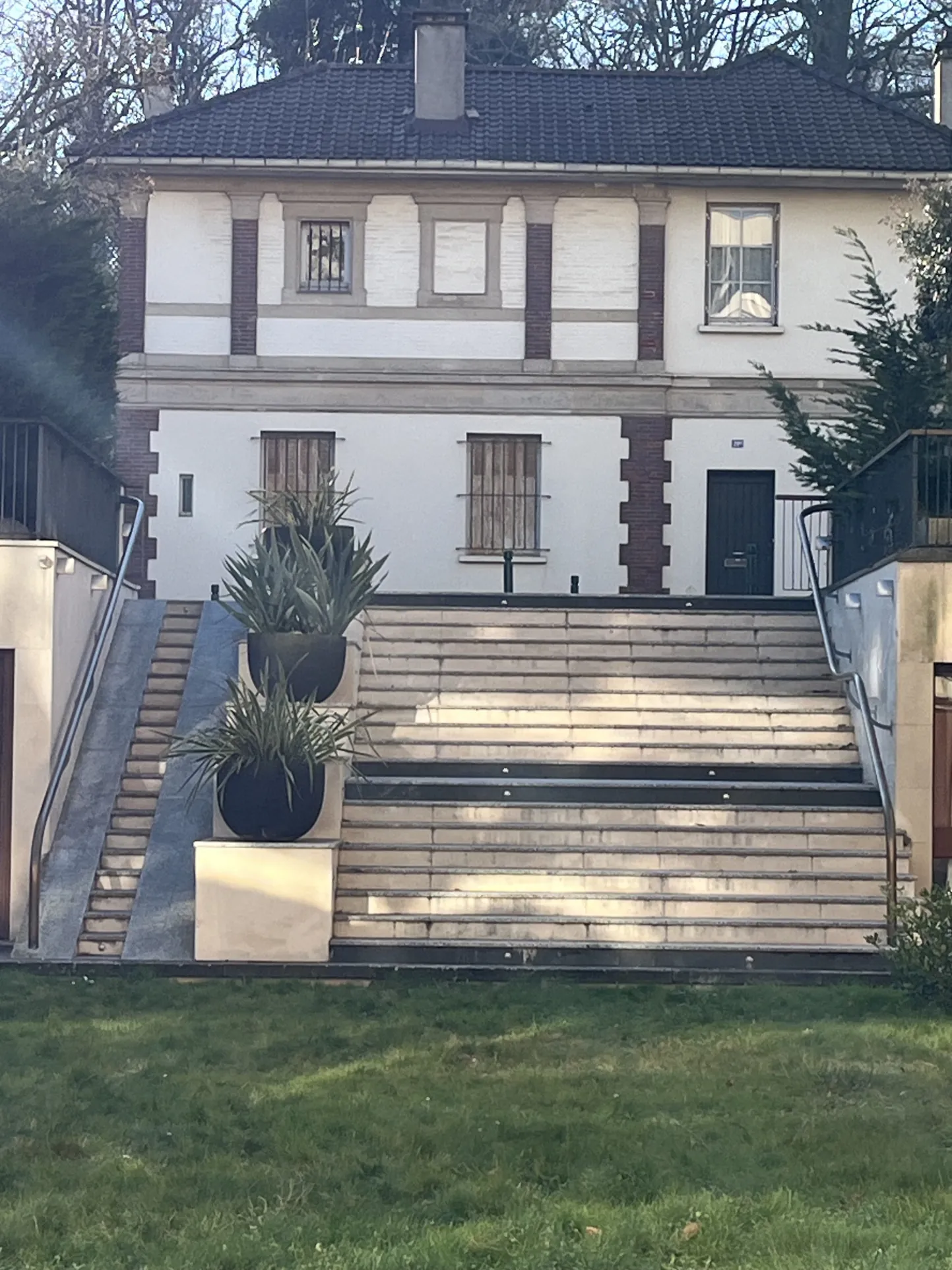 Studio lumineux à Ville d'Avray avec jardin, proche commerces et transports 