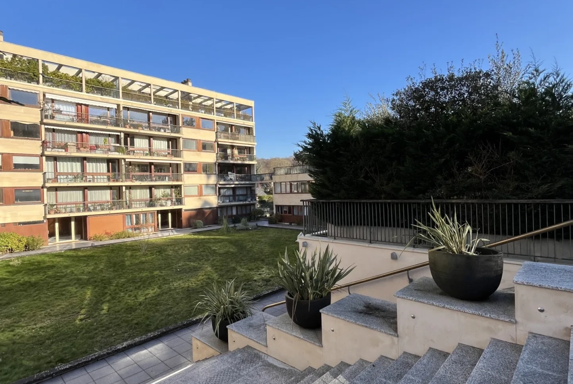 Studio lumineux à Ville d'Avray avec jardin, proche commerces et transports 