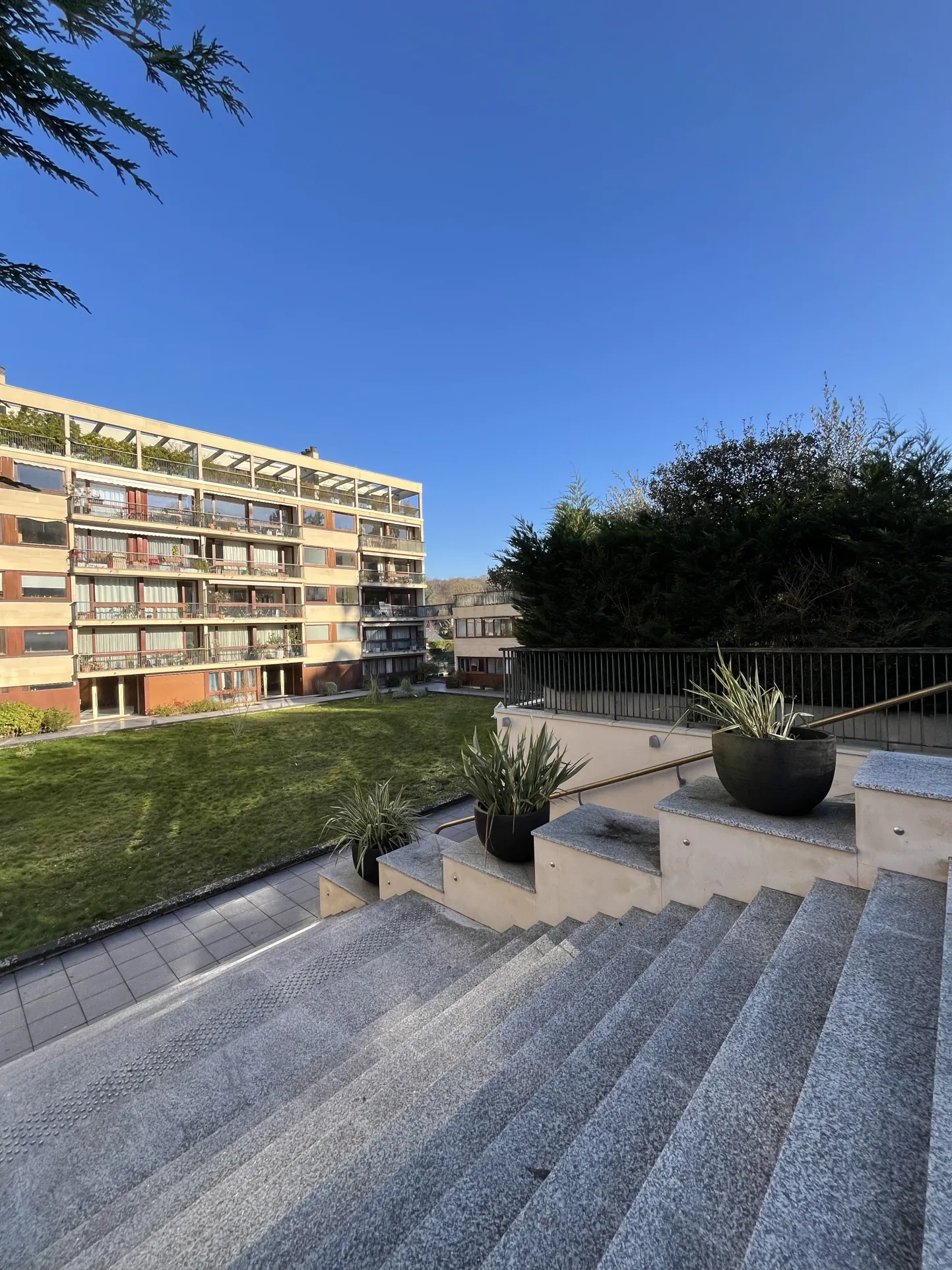 Studio lumineux à Ville d'Avray avec jardin, proche commerces et transports 