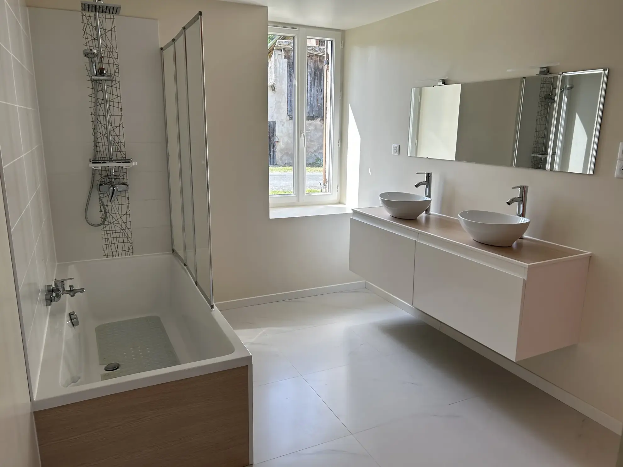 Maison rénovée de 190 m² avec terrains et équipements modernes à La Réole 