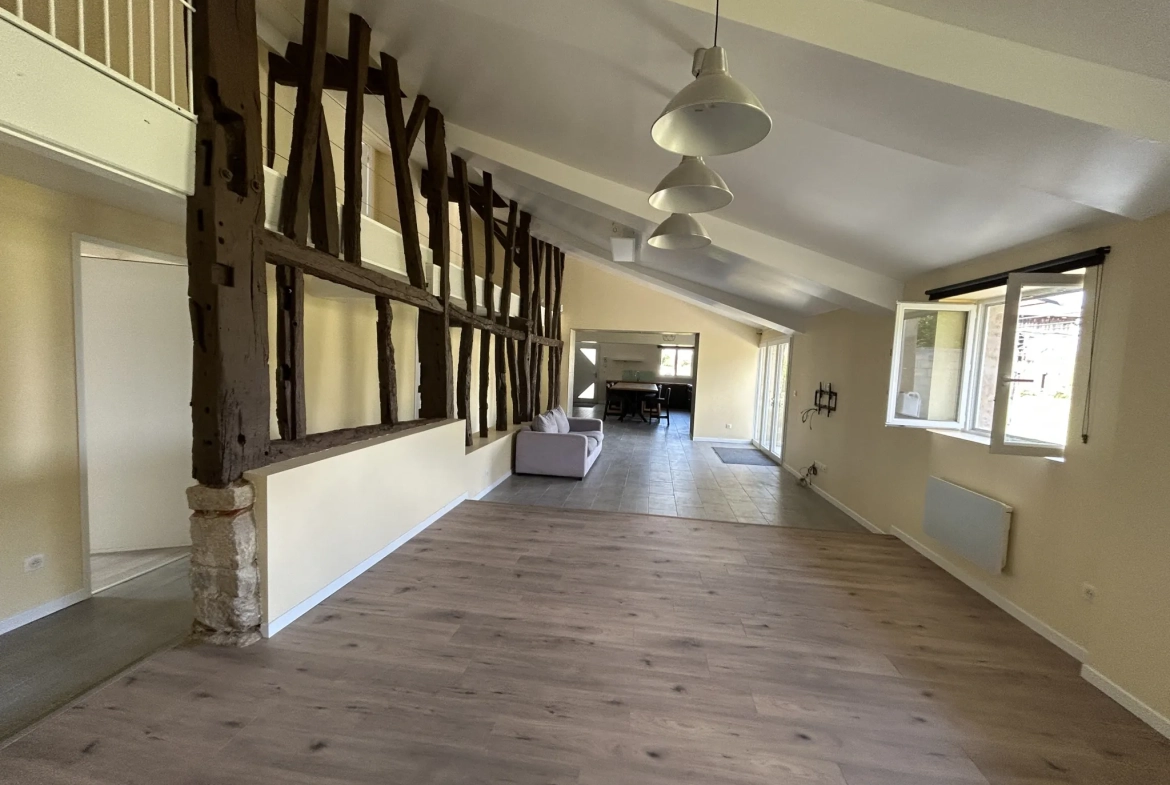 Maison rénovée de 190 m² avec terrains et équipements modernes à La Réole 