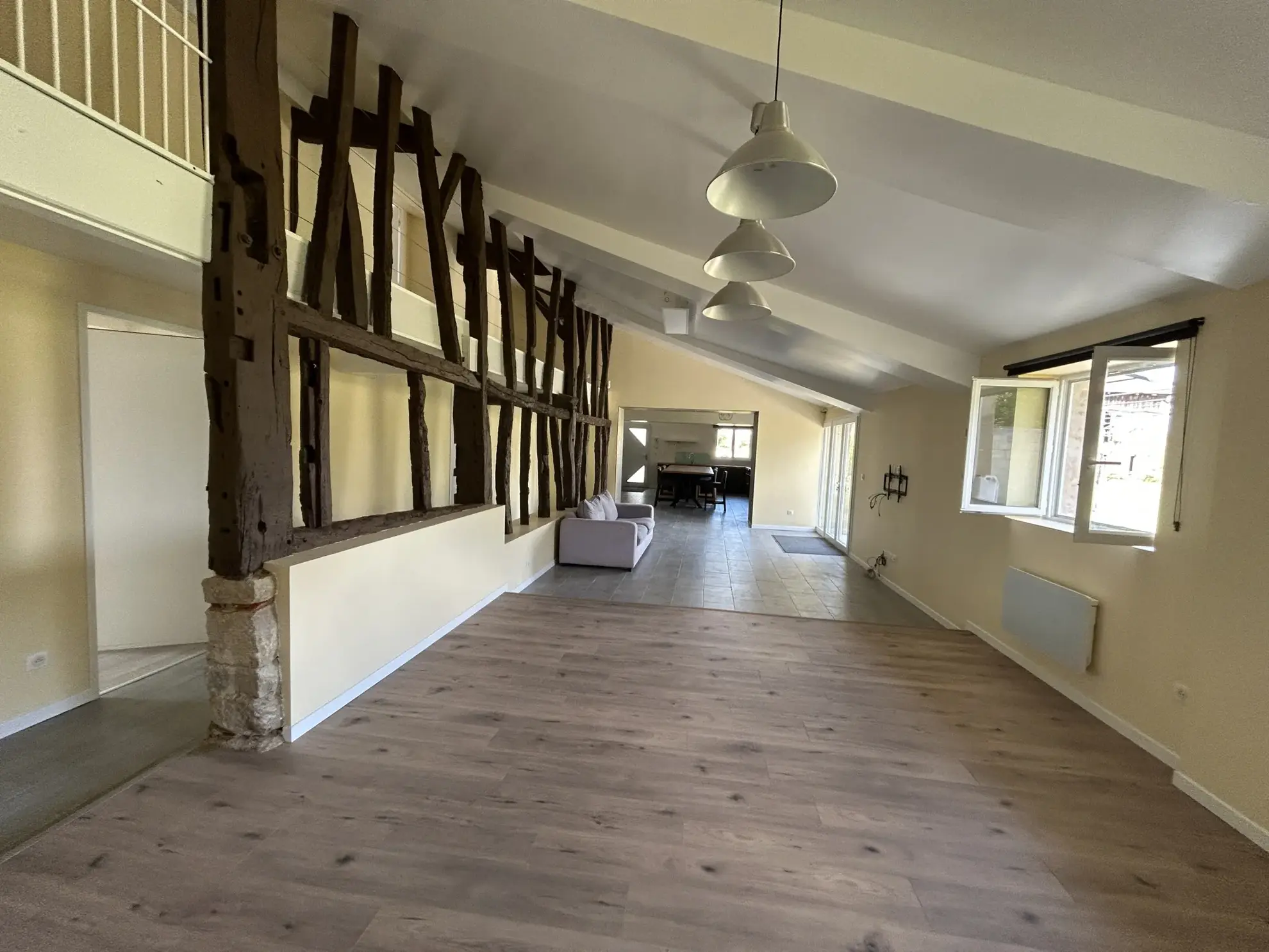 Maison rénovée de 190 m² avec terrains et équipements modernes à La Réole 