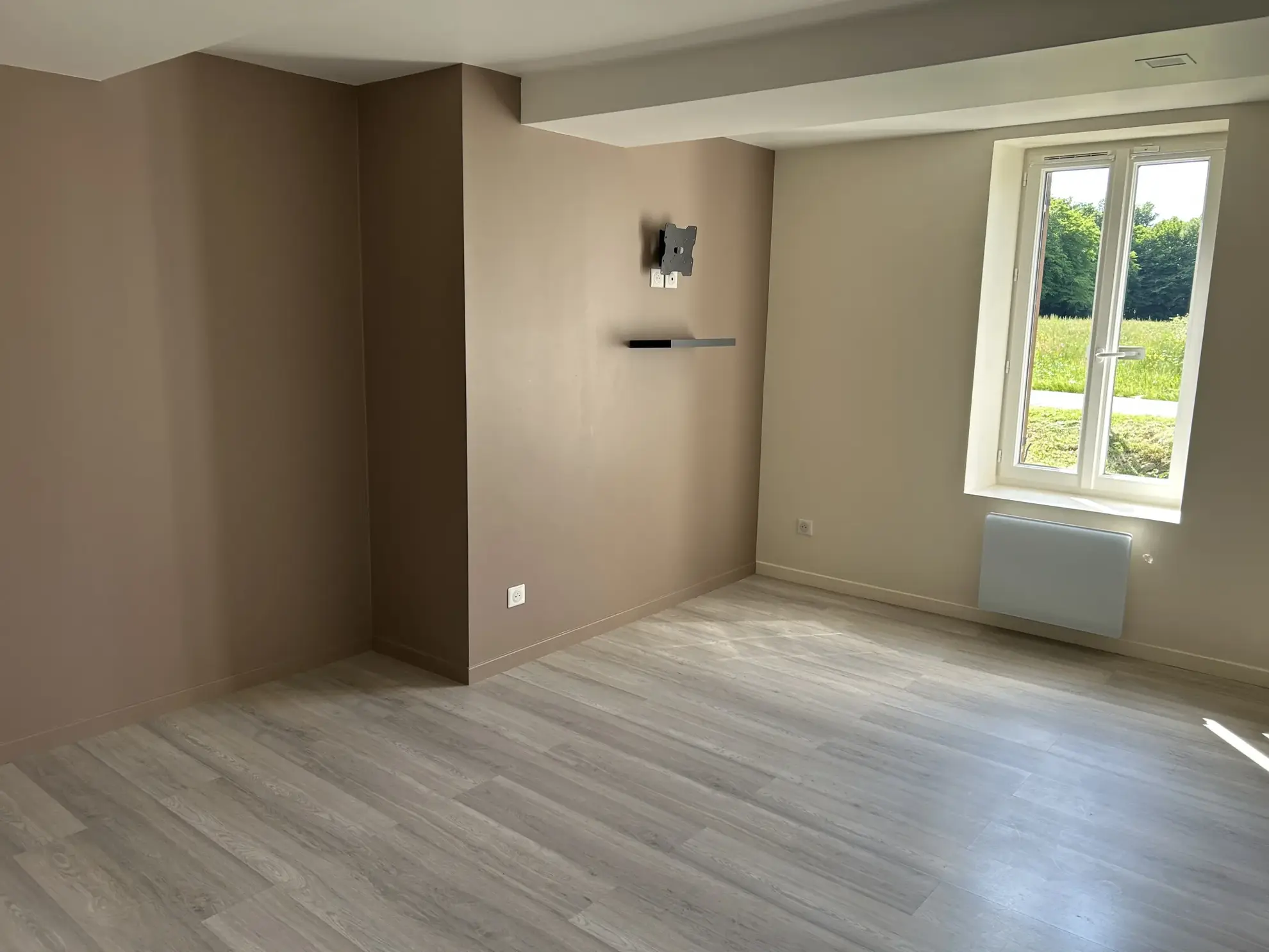 Maison rénovée de 190 m² avec terrains et équipements modernes à La Réole 