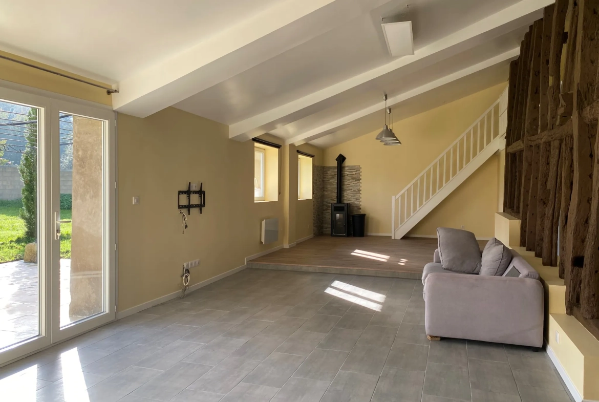 Maison rénovée de 190 m² avec terrains et équipements modernes à La Réole 