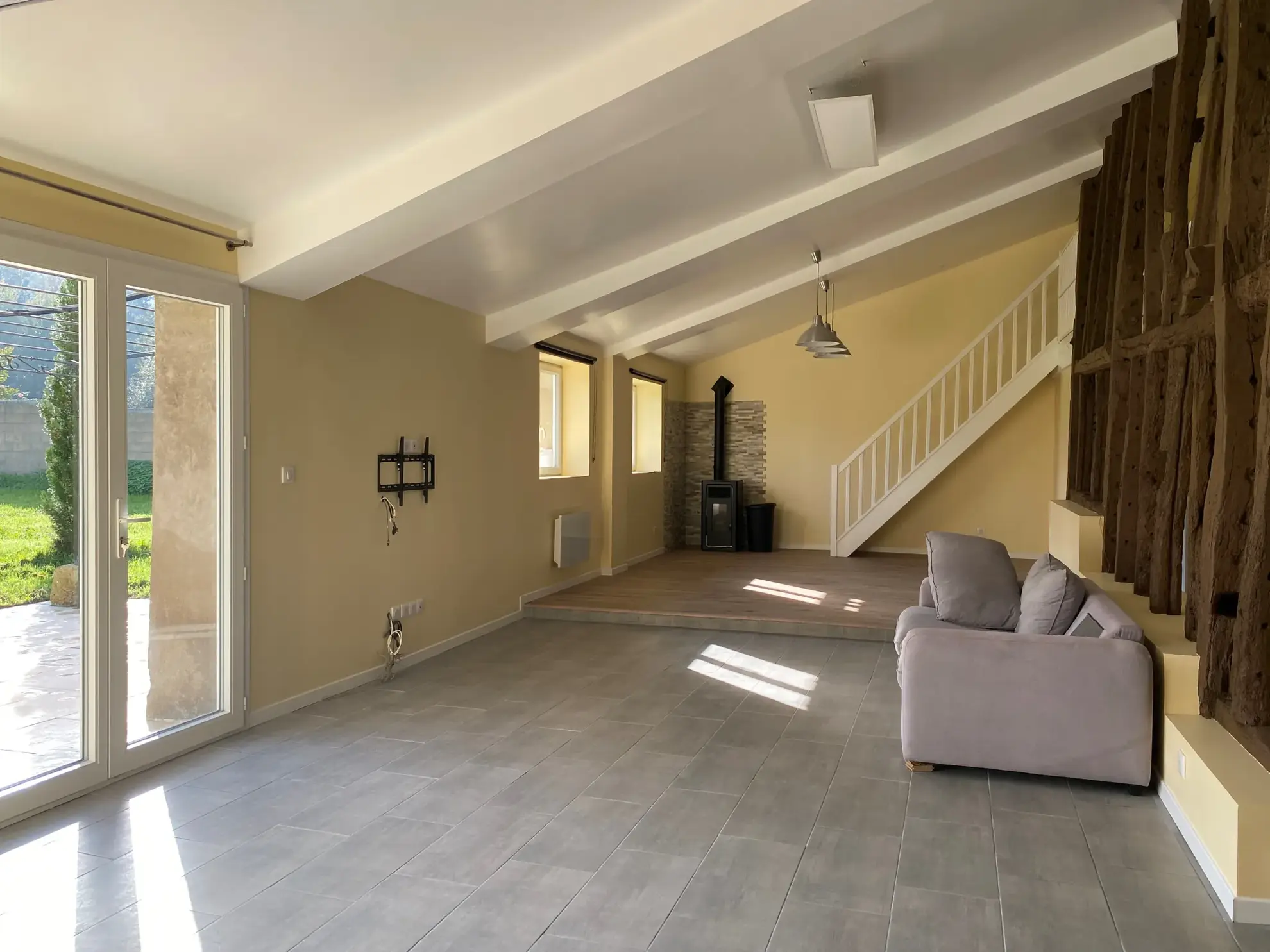 Maison rénovée de 190 m² avec terrains et équipements modernes à La Réole 